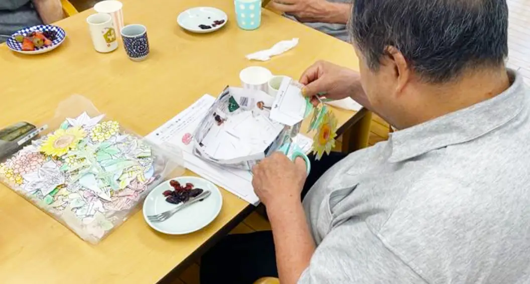個別の趣味活動(塗り絵、切り絵など) | イメージ画像